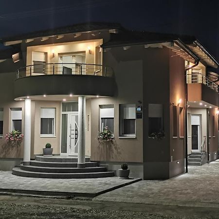 Apartman Bozur **** Satnica Dakovacka 外观 照片